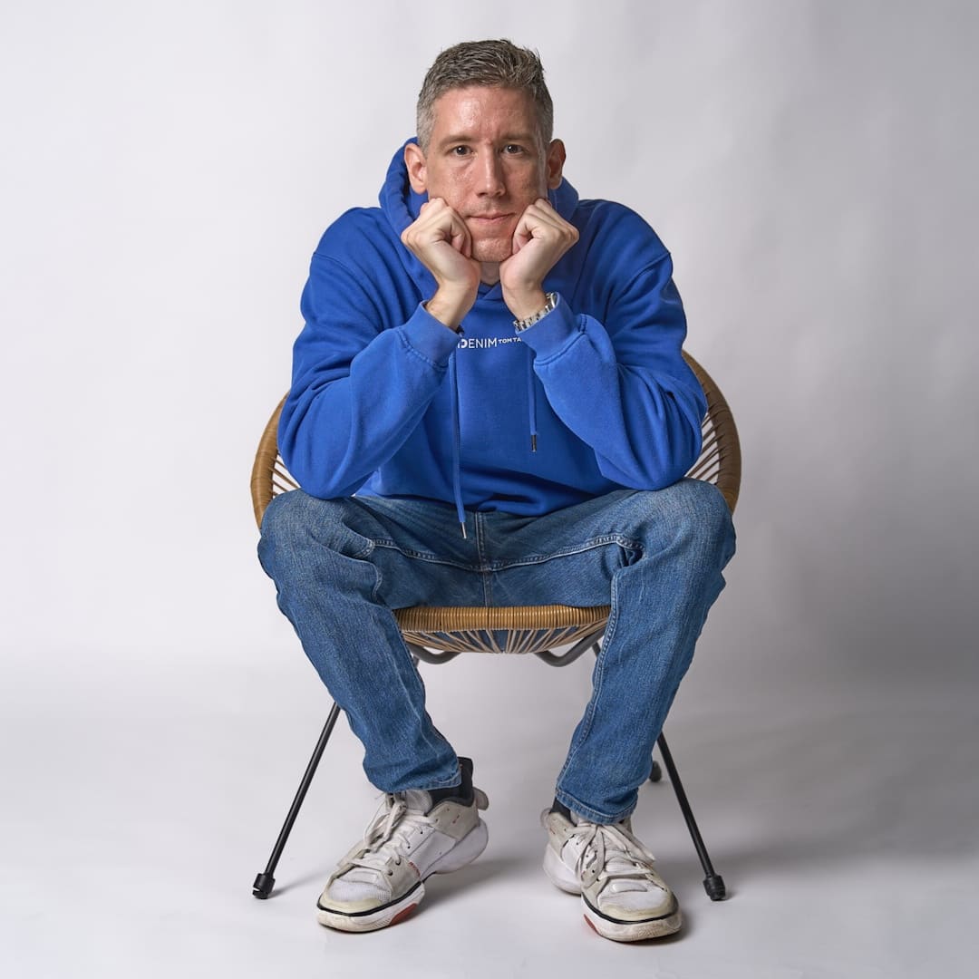 Werbetexter für Life Coaches sitzt auf einem Stuhl und hört interessiert zu
